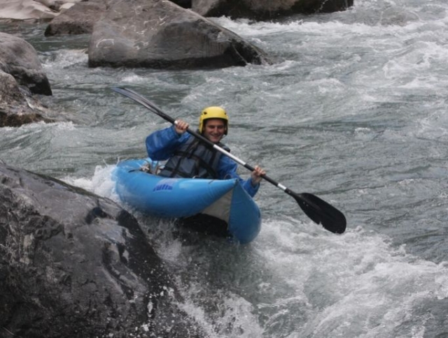  Kayak sobre las olas 